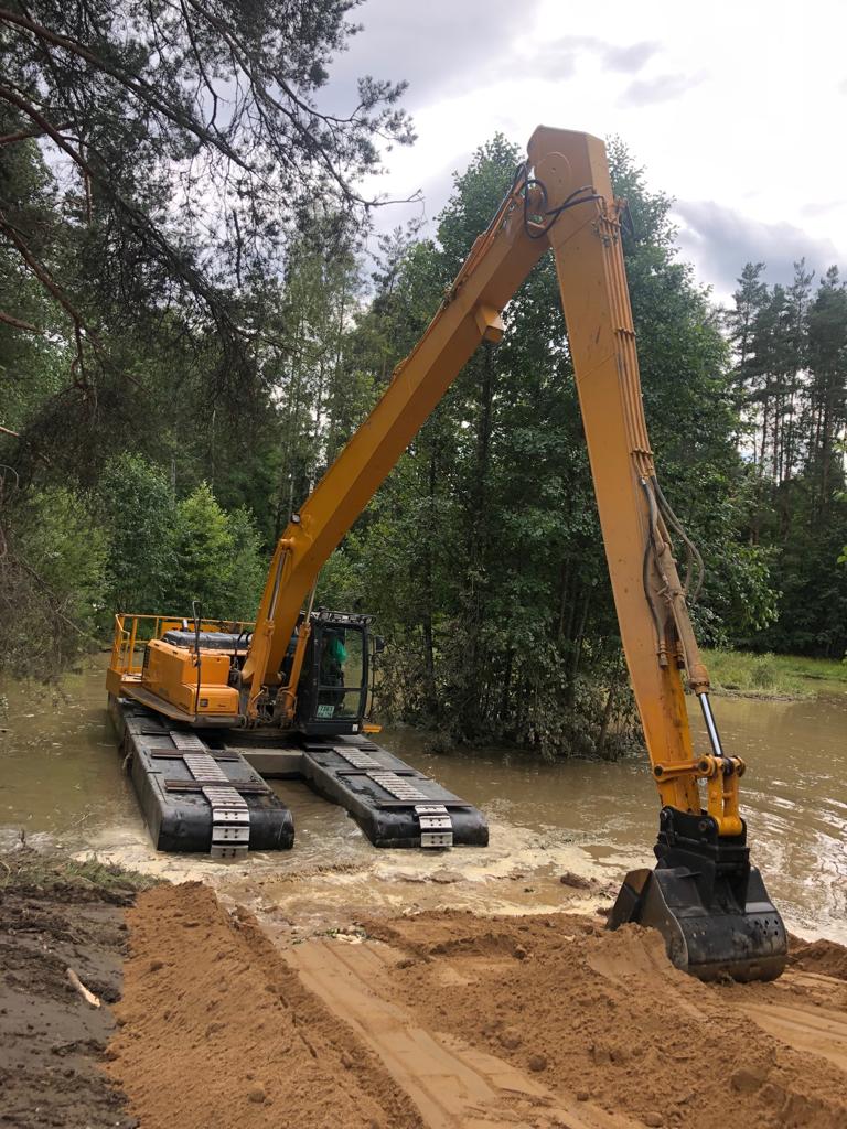 Amphibious excavators for sale or charter by workboatsales.com