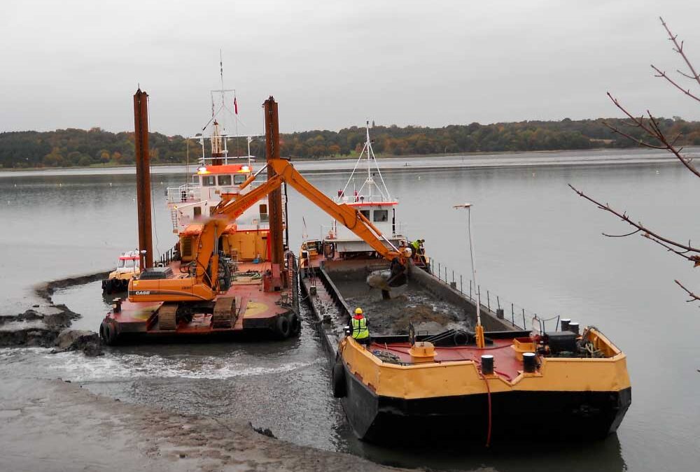 44.1m Volume: 300m³ – Split Barge for Charter